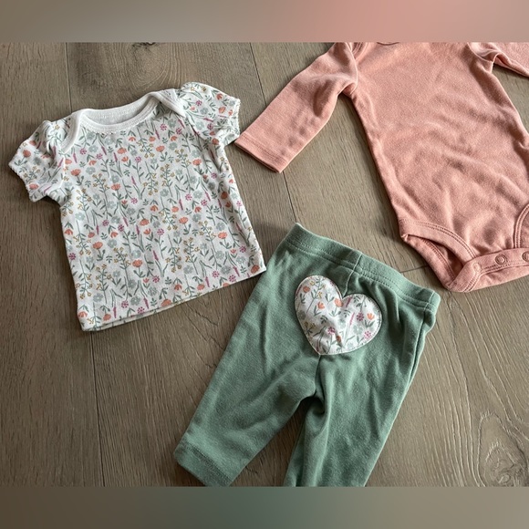 Carter’s baby girl 3 pieces set - Picture 2 of 6